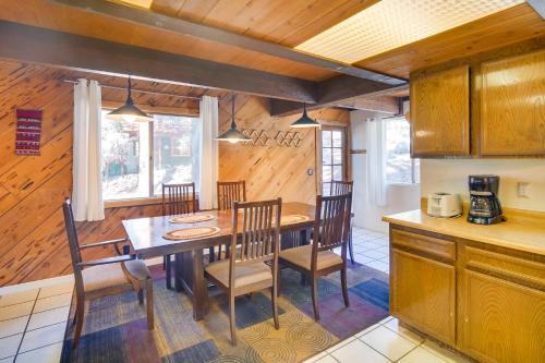 Quaint Big Bear Home w/ Hot Tub: 4 Mi to Skiing! in 大貝爾城 (CA)