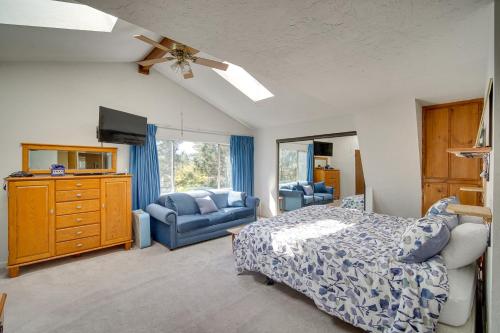 Quaint Big Bear Home w/ Hot Tub: 4 Mi to Skiing! in 大貝爾城 (CA)