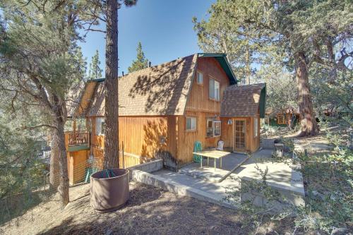 Quaint Big Bear Home w/ Hot Tub: 4 Mi to Skiing! in 大貝爾城 (CA)