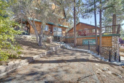 Quaint Big Bear Home w/ Hot Tub: 4 Mi to Skiing! in 大貝爾城 (CA)