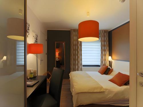1 queen bed, 2 twin beds