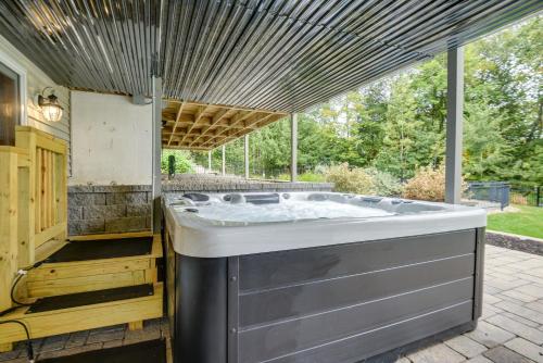 Milton Hidden Gem with Pool, Hot Tub and Fireplace! in Милтон