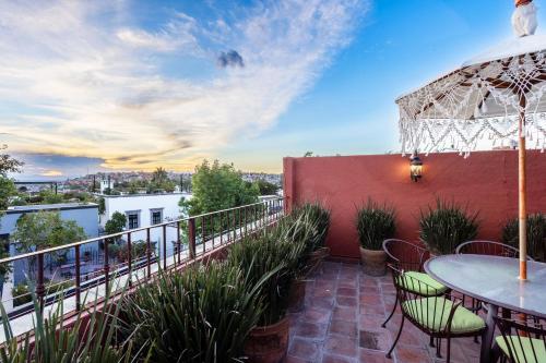 3BR Garden Home with Rooftop & Garage in Centro San Miguel de Allende