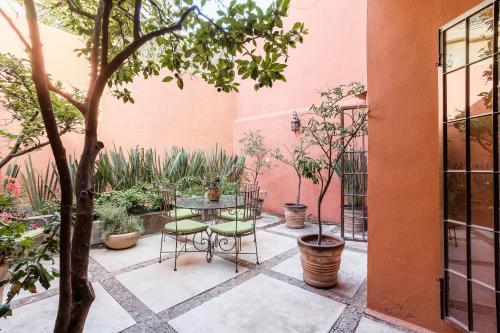 3BR Garden Home with Rooftop & Garage in Centro San Miguel de Allende in San Miguel de Allende, Mexico