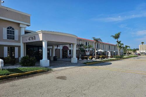 Зовнішній вигляд готелю, Rodeway Inn in Форт Майєрс (Флоріда)