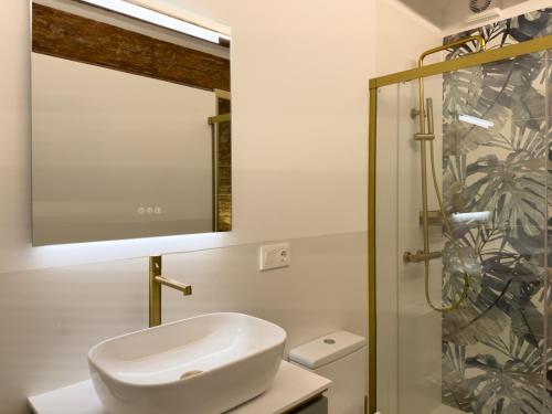 Two-Bedroom Apartment room in Central Market - Ciutat Vella exclusively for families - Mid-term
