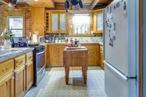 Cozy Cabin in West Chazy with Lake Champlain View!