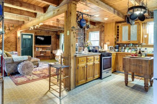 Cozy Adirondack Cabin Retreat in West Chazy!