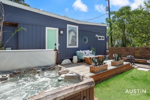 HGTV Featured Tiny Home w Hot Tub Near East 6th St in Austin, USA