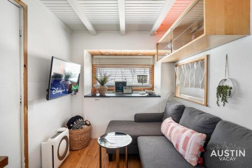 HGTV Featured Tiny Home w Hot Tub Near East 6th St in Austin, USA