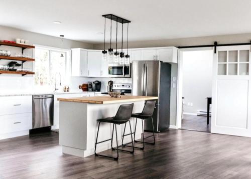 STUNNING HOME WITH AMAZING VIEWS NEAR THE CITY in Victoria, Canada