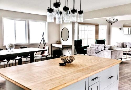 STUNNING HOME WITH AMAZING VIEWS NEAR THE CITY in Victoria, Canada