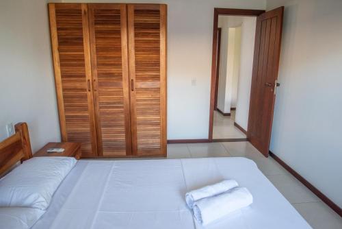 A 450m da PRAIA de TAPERAPUAN, no 2 pavimento, Piscina, Churrasqueira, 2 quartos, até 6 pessoas, WiFi independente 300 mbs, Estacionamento Gratuito para 1 carro, Próximo a mercado e restaurantes