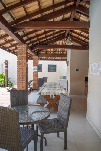 A 450m da PRAIA de TAPERAPUAN, no 2 pavimento, Piscina, Churrasqueira, 2 quartos, até 6 pessoas, WiFi independente 300 mbs, Estacionamento Gratuito para 1 carro, Próximo a mercado e restaurantes