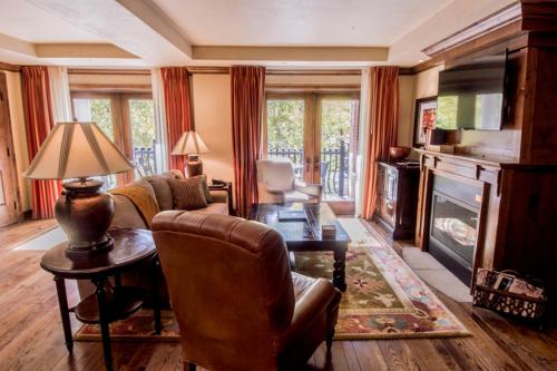 Luxury 2 Bedroom Aspen Mountain Residence 23 in Downtown one block to Ski Lifts