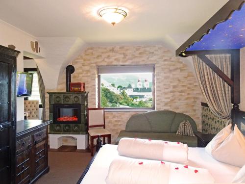 Double Room with Four Poster Bed and Lake View