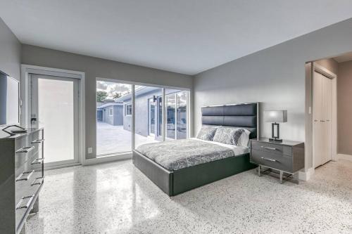 Sunshine Manors 2025-B in Fort Lauderdale, USA