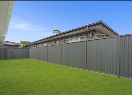 Luxury 5 Bedrooms Schofields Home + Back yard