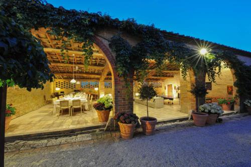 9 bedrooms villa with private pool enclosed garden and wifi at Monteroni d'Arbia