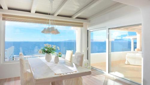 5 bedrooms villa with sea view private pool and enclosed garden at Mykonos