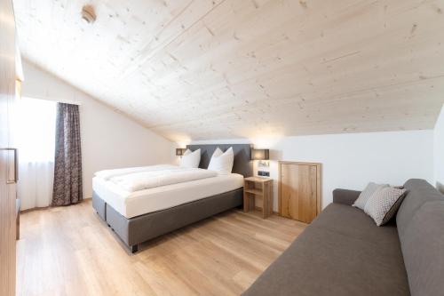 1 king bed, 1 sofa bed