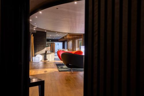 Black Hotel - image 12