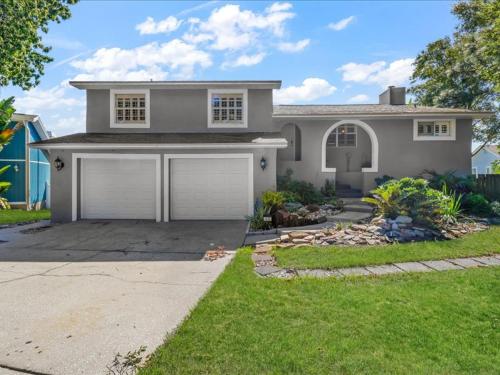 Palm Harbor Waterfront with pool & Game room in Palm Harbor