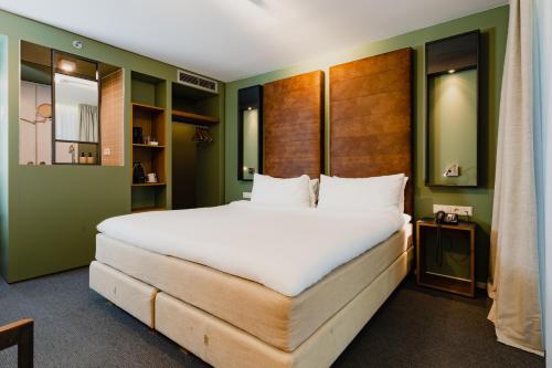 Deluxe Double or Twin Room image 10