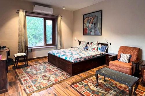 StayVista presents The Owl House, a Hillview villa featuring Inviting rooms, A cozy terrace & A beautiful lawn photo 2