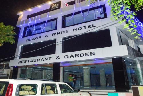 Hotel Black And White Restaurant Garden, Pali
