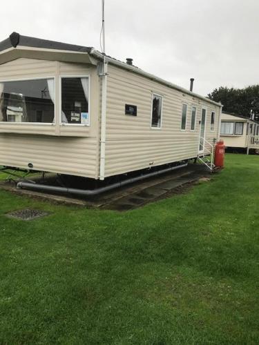 8 Berth Caravan At Dovercourt Holiday Park In Essex Ref 44002p