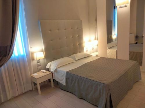 Deluxe Double Room image 3