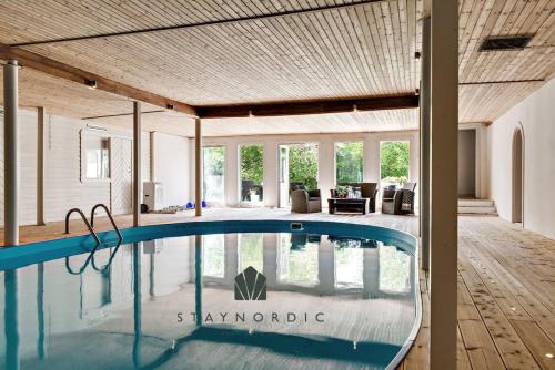 B&B Tomelilla - Large and beautifully decorated pool house in Tomelilla, Österlen - Bed and Breakfast Tomelilla