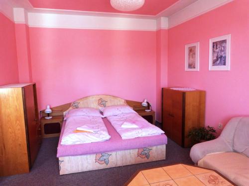 1 queen bed, 2 twin beds