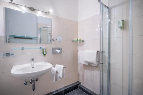 Small Double Room image 8