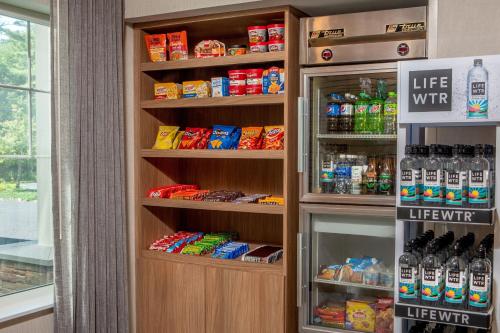 Fairfield Inn & Suites by Marriott Brunswick Freeport - image 2