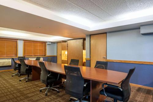 AmericInn by Wyndham Eau Claire - image 7