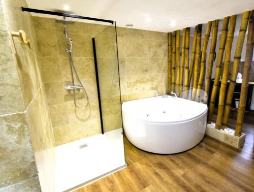 Appartement jacuzzi privatif Love&Zen - Location saisonnière - Verneuil-d'Avre-et-d'Iton