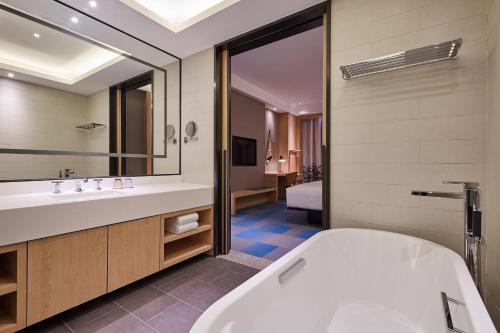One-Bedroom King Suite  image 4