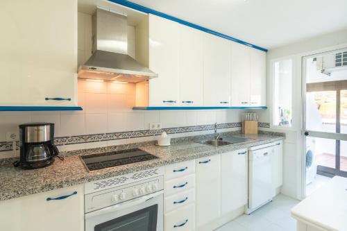 kuhinja, 2233-Lovely 2 bedrooms on the beach, pool and port in Villas Puerto