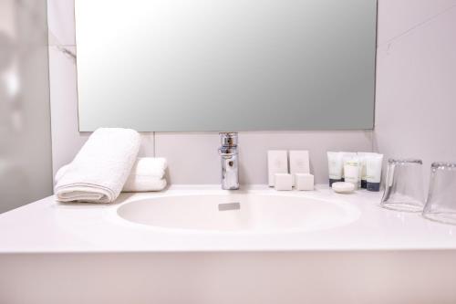 Standard Double Room image 5