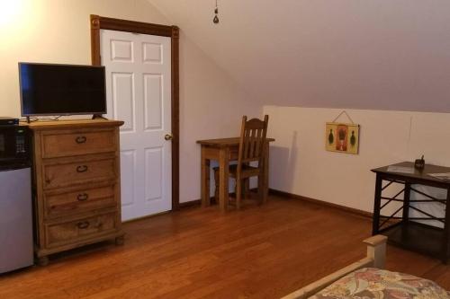 One-Bedroom Apartment image 4