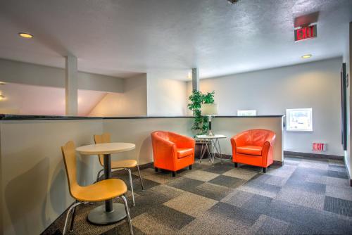 ห้องส่วนกลางสำหรับนั่งเล่น/ดูทีวี, Motel 6 Bozeman, MT in โบซแมน (MT)