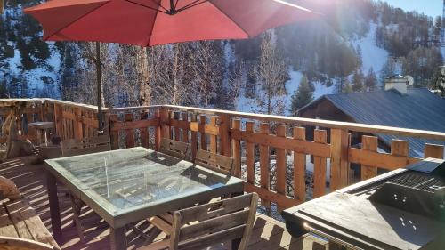 Ski-in/Ski-out Chalet, Quiet Location, and Jacuzzi