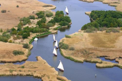 Modern Airy Chalets short walk to beach, Nr Norfolk Broads & Great Yarmouth