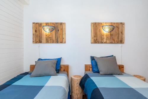 2 twin beds