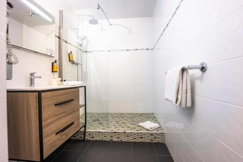 Standard Double Room image 6