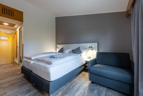 1 twin bed, 1 sofa bed