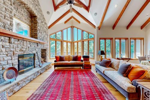 Hawk Cove Manor