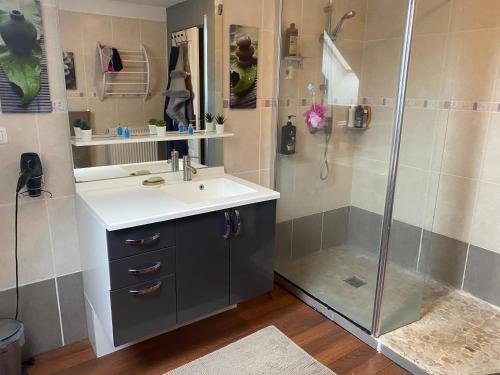 Banyo, Maison 3 chambres, salle de gym, jardin et terrasse in La Grace De Dieu